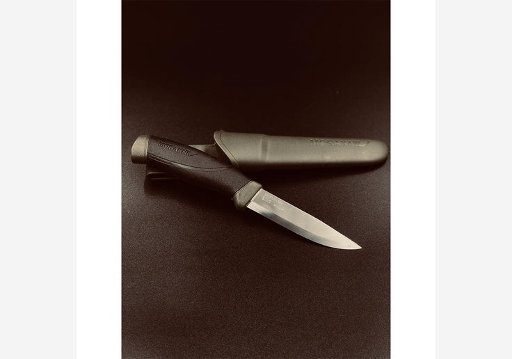 Laden Sie das Bild in Galerie -Viewer, {Morakniv Companion MG Carbon Survival-Messer aus Karbonstahl-SOTA Outdoor
