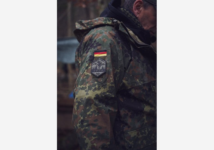 Load image into Gallery viewer, Bundeswehr Goretex Regenjacke in flecktarn - Idealer Nässeschutz

