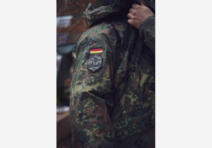 Laden Sie das Bild in Galerie -Viewer, {Bundeswehr Goretex Regenjacke in flecktarn - Idealer Nässeschutz

